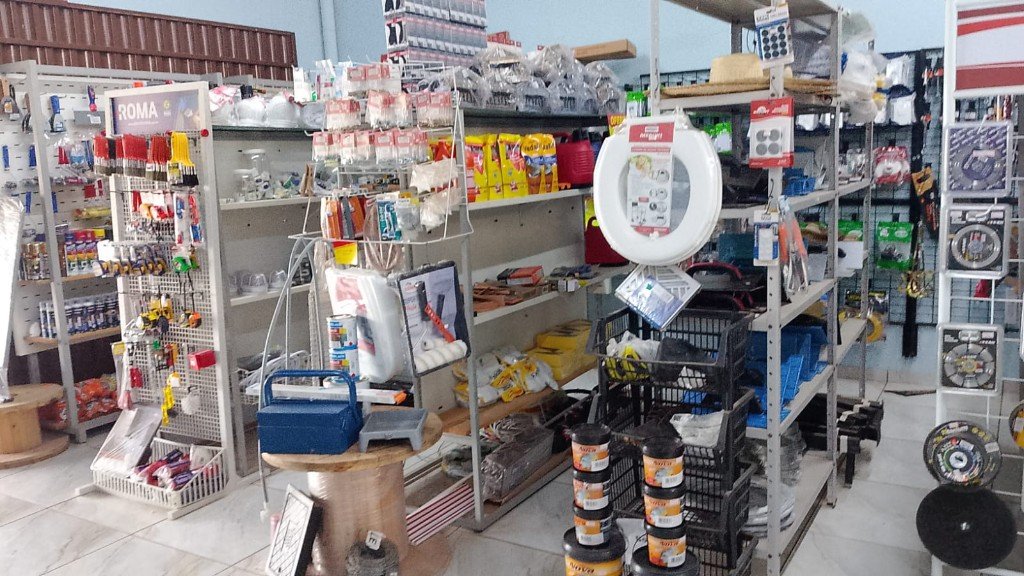 Corredores da loja CINE com pincéis, ferramentas e materiais de acabamento